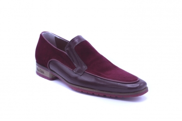 Aristomilán model shoe made of bordeaux patent leather and velvet burgundy