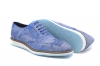 Sneaker modelo Mistral, fabricado en serraje blanco-azul celeste.