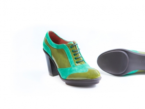 Zapato modelo Noe, fabricado en afelpado menta y charol militare.