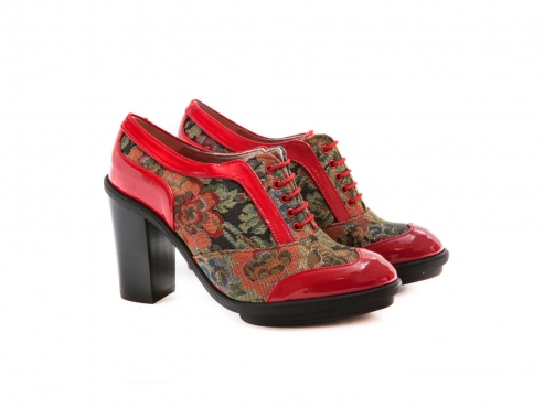Modèle de chaussure Ainoa, fabriqué en fantaisie bedel et cuir verni rouge.