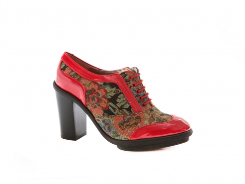 Zapato modelo Ainoa, fabricado en fantasía bedel y charol rojo. 