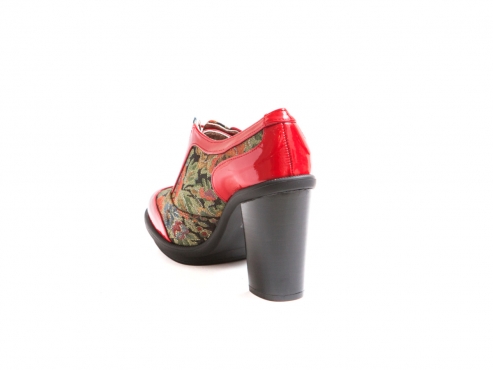 Modèle de chaussure Ainoa, fabriqué en fantaisie bedel et cuir verni rouge.