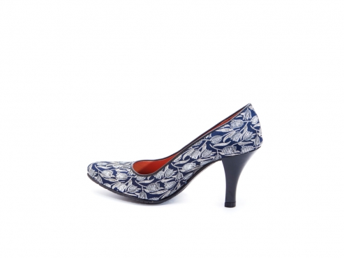 Shoe Louise model, made in Lamour 156.