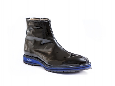 Stralend model short-leg boot, made in black patent leather.