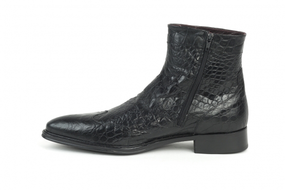  Samir model boot, made in black alligator.