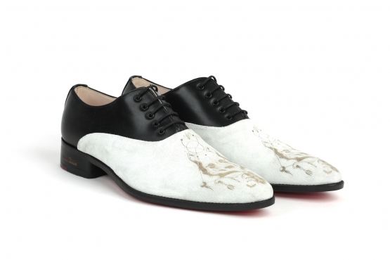 Modèle de chaussure Jomy, en daim avec gravure laser et nappa noir.