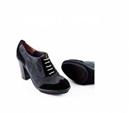Zapato modelo Gray Love, fabricado en afelpado gris.