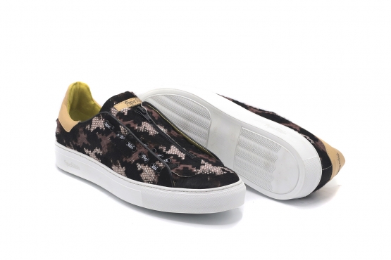 Shoe model Closer, manufactured in Potro Desing Napa Beige Vivo Negro
