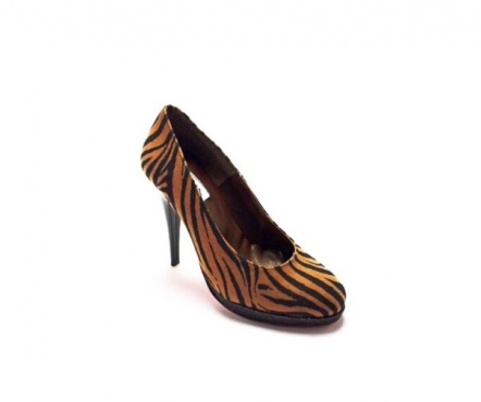 Shoe model Zebra Earth, made in brown and black zebra textile.
