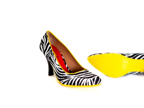 Zapato modelo Cebradélic, fabricado en Cebra vivo amarillo. 