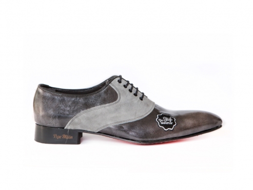 Zapato modelo Pearl, fabricación en charol gris carbón y afelpado perla