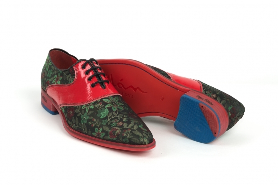 Zapato modelo Loevy, fabricado en fantasía amazonas y charol carmín. 