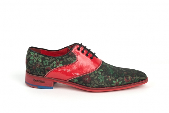 Modèle de chaussure Loevy, fabriqué en fantaisie Amazon et en cuir verni carmin.