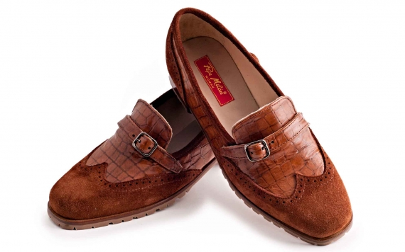 Zapato modelo Dunne, fabricación  en serraje marrón y coco cuero.