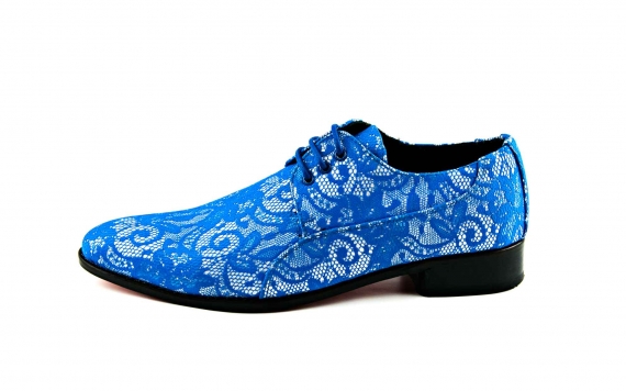 Shoe model Ágatha, made in glitter blue silver lace.