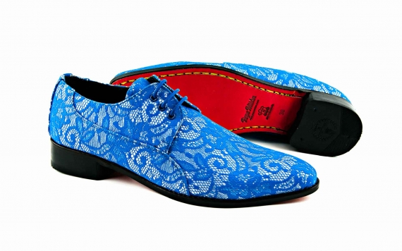 Modéle de chaussure Ágatha, fabriqué en bleu paillettes d'argent dentelle.
