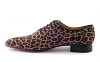 Modèle de chaussures en Afrique, en brun léopard fantaisie.