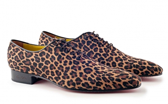 Modèle de chaussures en Afrique, en brun léopard fantaisie.