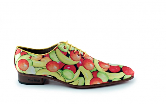 Zapato modelo Bahamas, fabricado en raso frutas. 