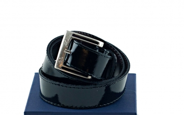 Modèle de ceinture Claqué, fabriqué en noir cuir verni. 