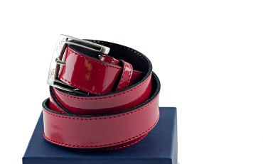 Cinturón modelo Cherry, fabricado en charol rojo. 