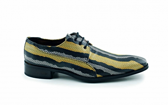 Zapato modelo Pío fabricado en ofidio amarillo.