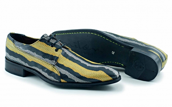 Zapato modelo Pío fabricado en ofidio amarillo.