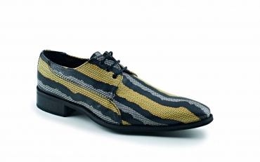 Pío model shoe made of yellow ophidian.
