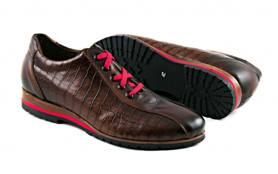 Sneaker modelo Smartwalker  fabricado en cuero coco y napa marrón. 
