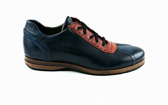 Modèle de sneaker Easyway, en nappa bleu et cuir.