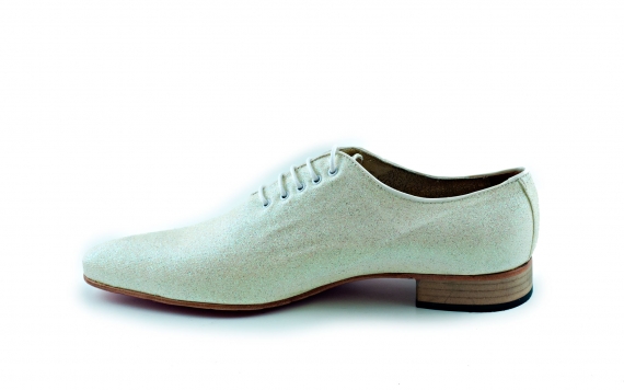Zapato modelo Grease, fabricación en gliter blanco.