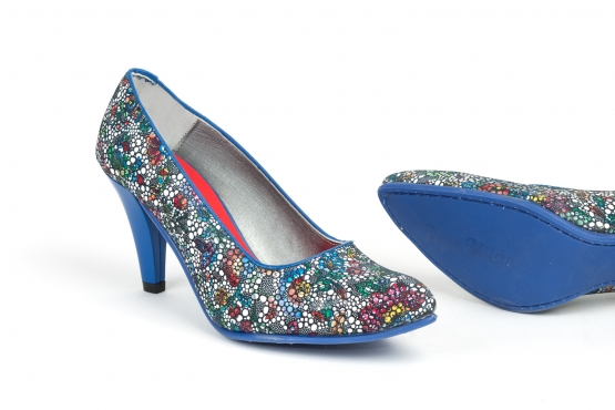 Modéle de chaussure Loverlia, faite en pure azul.