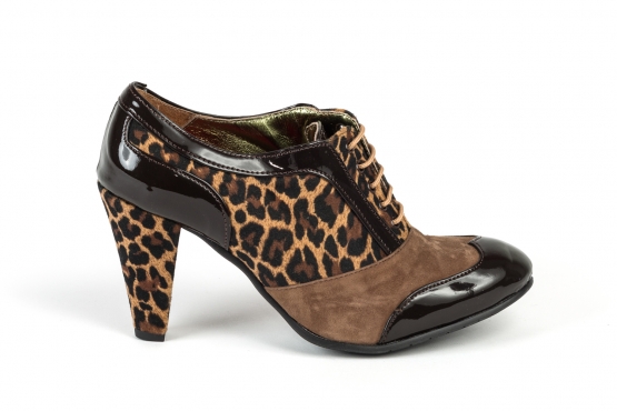 Modèle de chaussure léoparda en cuir verni daim marron et afelpado marron.