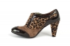 Leoparda model shoe made of brown suede and brown patent leather.