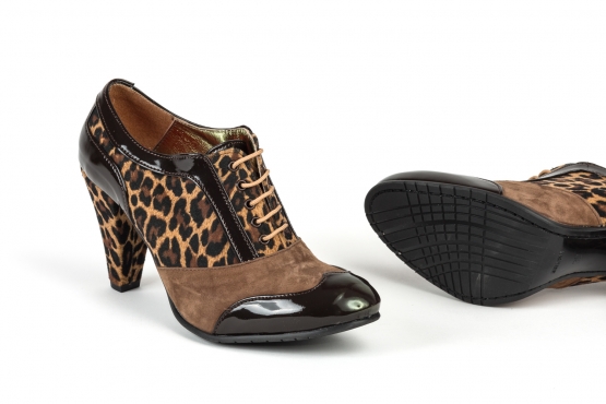 Modèle de chaussure léoparda en cuir verni daim marron et afelpado marron.