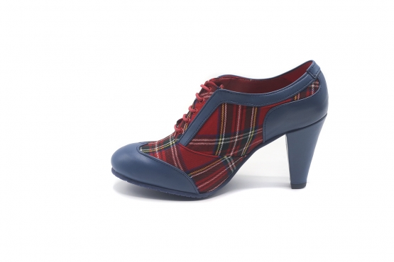 Zapato modelo Red Glasgow, fabricado en textil escocés y napa costa. 