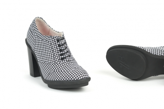 Modèle de chaussure Chanely, fabriquée en pata de gallo noir et blanc.