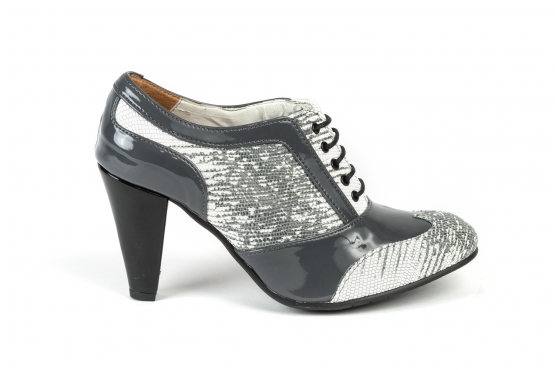 Zapato modelo Isabella, fabricado en tejus blanco-gris y charol gris perla.
