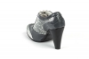 Modèle de chaussure Isabella, en tejus cuir verni gris-blanc et gris perle.