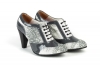 Zapato modelo Isabella, fabricado en tejus blanco-gris y charol gris perla.