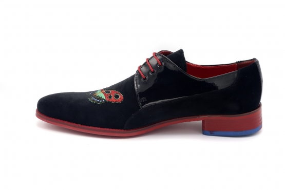 Modèle de chaussure Satisfaction, fabriqué en TERCIOPELO NEGRO CH. NEGRO BORD. MARIPOSA