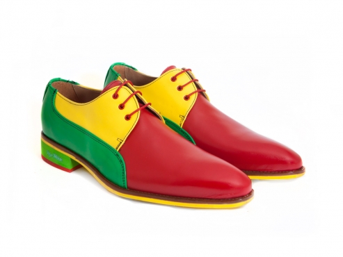 Modèle de chaussures tricol, en napa jaune, rouge et vert.