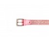 Modèle de ceinture Pinky, faite de paillettes roses.