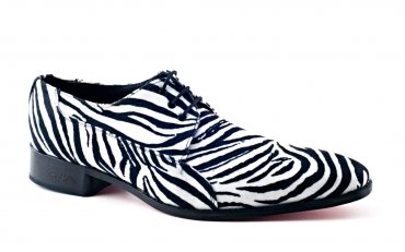 Zapato modelo Faunia, fabricación  en vectón cebra blanca-negra.