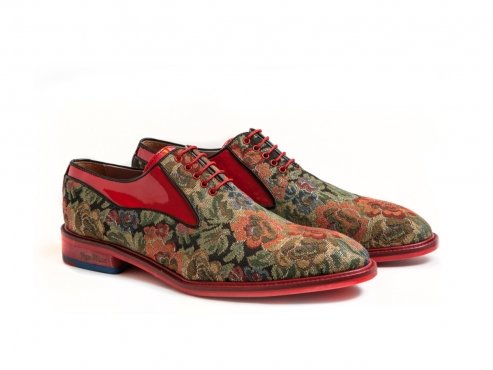 Zapato modelo Braviano, fabricado en fantasía bedel y charol rojo.