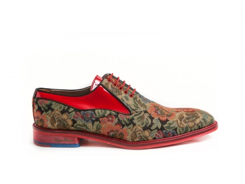 Zapato modelo Braviano, fabricado en fantasía bedel y charol rojo.