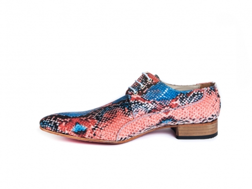 Modèle de chaussure Cambodge, fabriqué en serpent corallien.