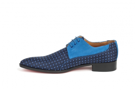 Modèle de chaussures fabriqué en Cachemire Baby nº5 et peluche bleue. 