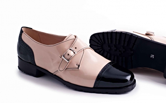 Modèle de chaussure Lisa en cuir verni chaussures avec boucle