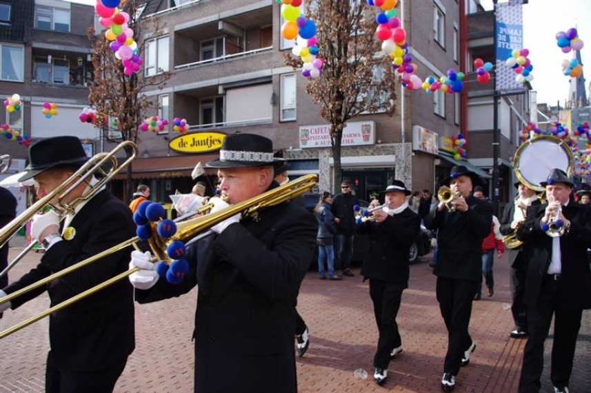 ¡Estos impresionantes músicos llenan de color las calles!